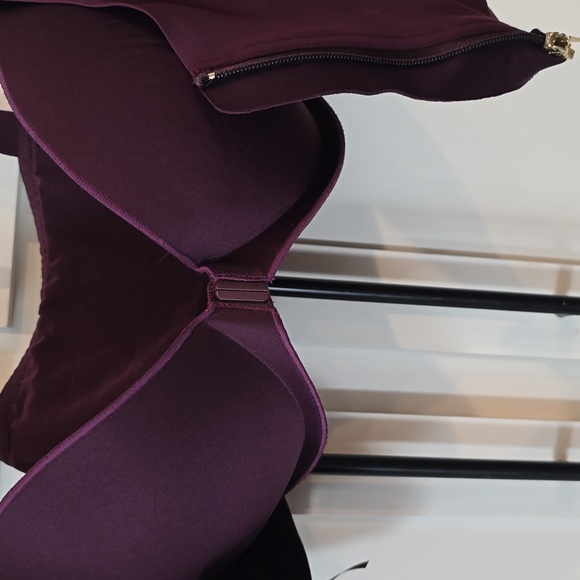 Victoria's Secret Front Closure Underwire Sports Bras - Picture 5 of 8